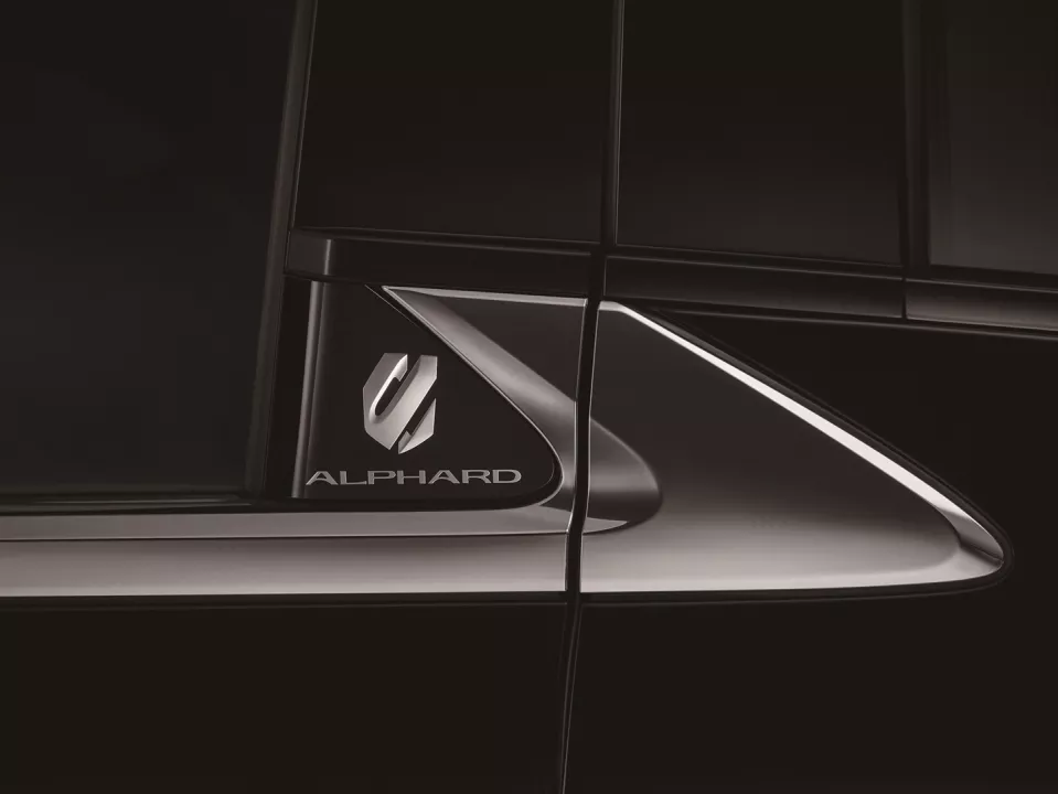 Alphard專屬車型Logo保留在B柱上點綴。