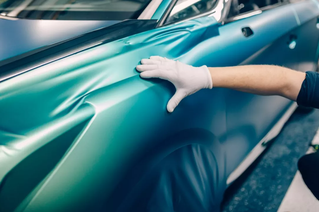 改色膜透過加入有色膜料，讓膜料本身就具備顏色，好處就是讓車主不必重新烤漆，就能透過包改色膜來更改車輛的顏色。圖片來源：The Family Handyman